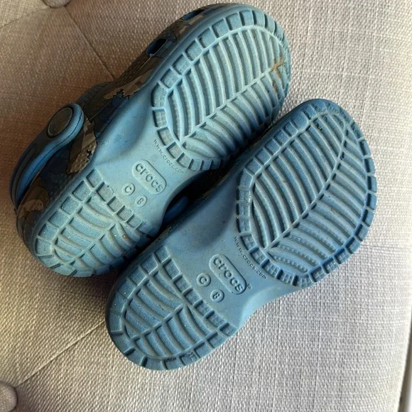 Size toddler 8 shark crocs - Picture 3 of 4